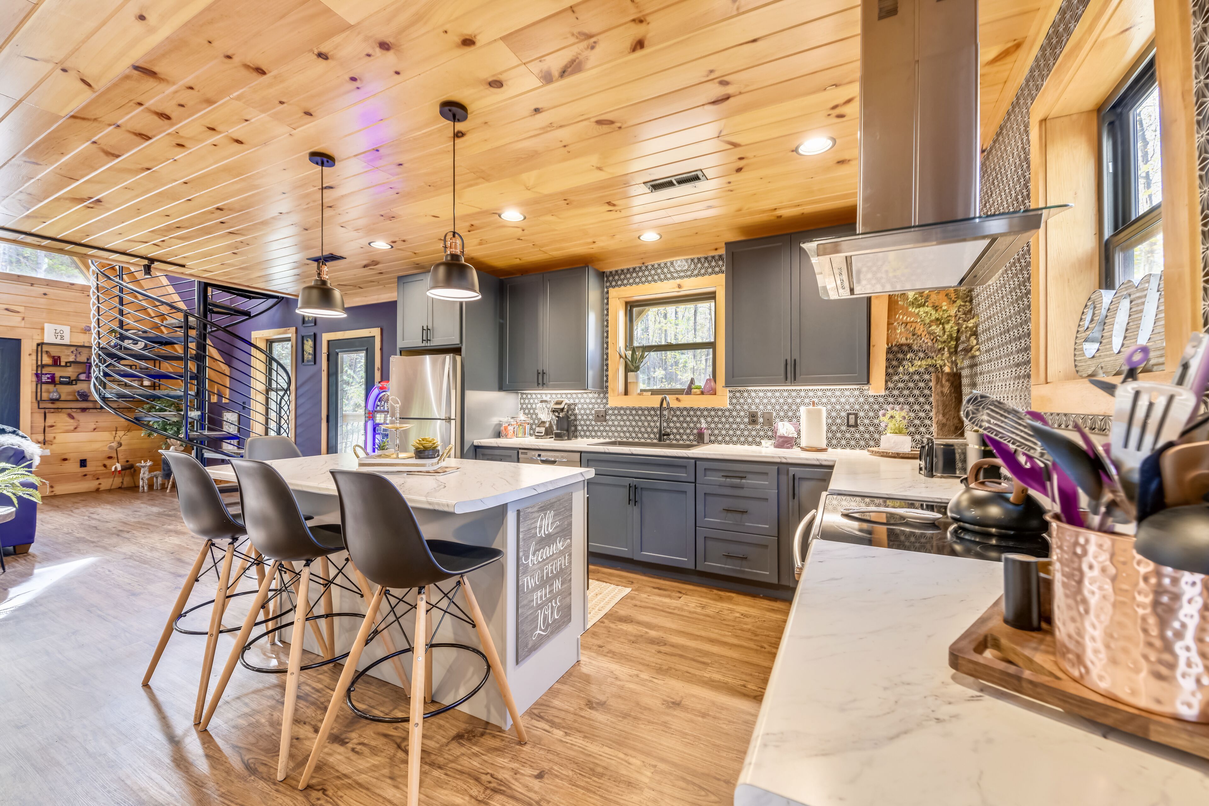 *Luxury Chalet* Secluded w/ stream, Hot Tub, Wifi