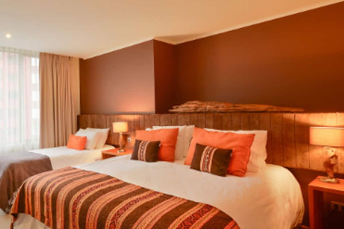 Superior driepersoonskamer | Luxe beddengoed, bedden met traagschuimmatras, een kluis op de kamer