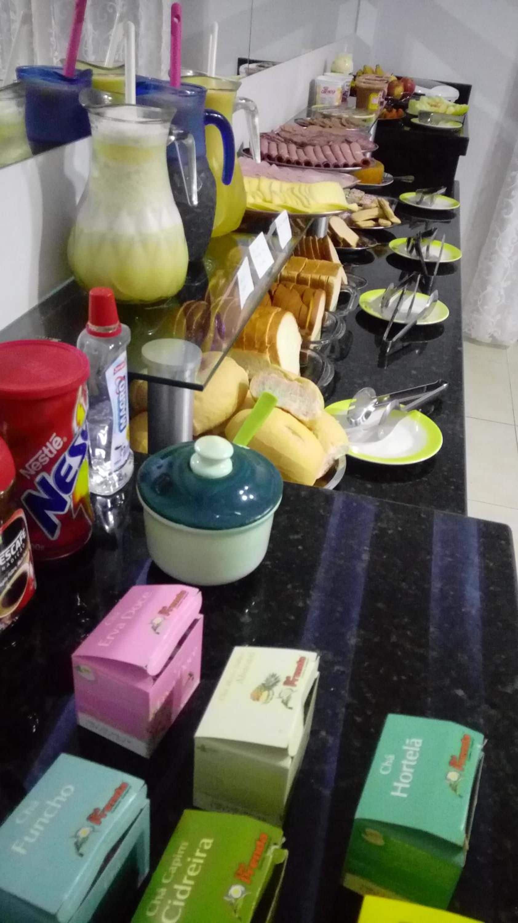 Una encimera de cocina con diversos alimentos, utensilios y recipientes.