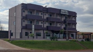 A multi-story hotel with a modern design, featuring balconies on each floor, a visible entrance, and a sign indicating it is the 'Hotel Conforto Plaza'. - Conforto Plaza Hotel (Capitão Leônidas Marques)