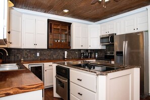 Jääkaappi, mikroaaltouuni, uuni, liesi