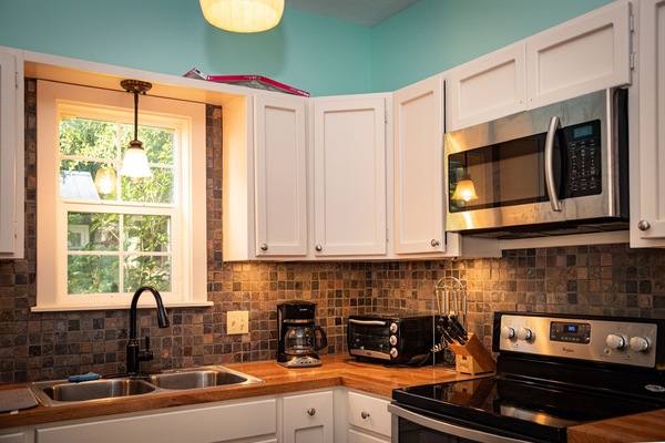 Frigorifero, microonde, forno, piano cottura