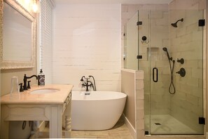 Bañera con ducha, secador de pelo, toallas, jabón