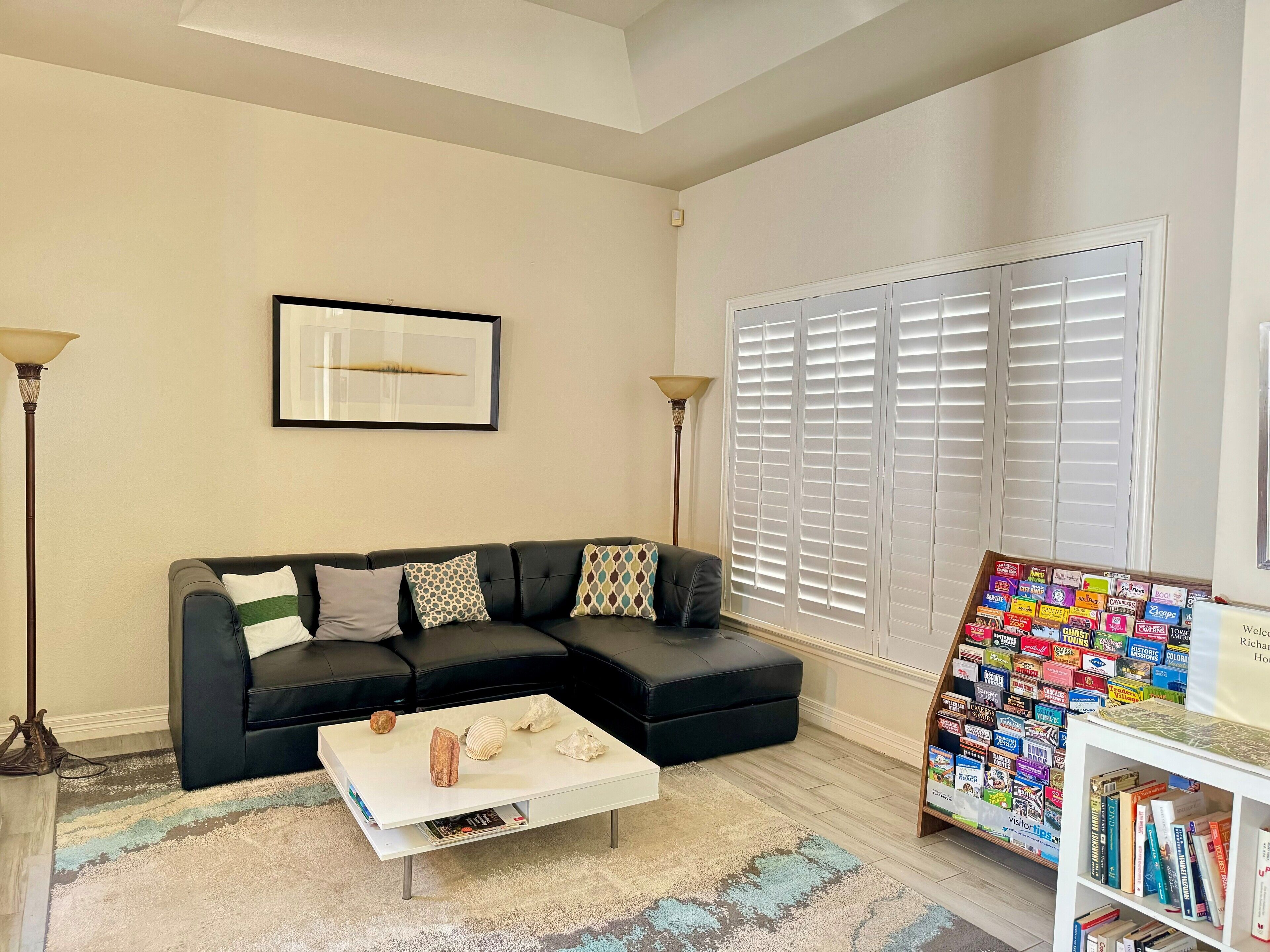 Smart-tv, tafelvoetbal, boeken en een kantoor