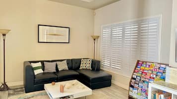 Smart TV, tavolo da calcetto, libri, studio