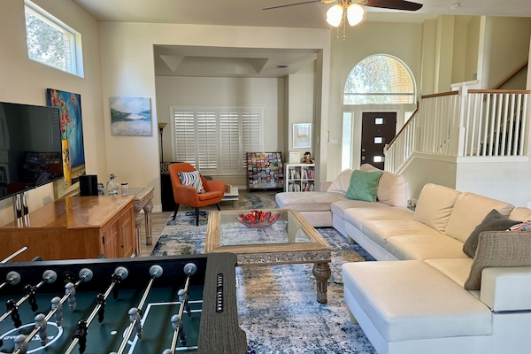 Smart-TV, fotballspill, bøker og kontorer