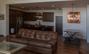 Smart TV, chimenea, tenis de mesa y libros 