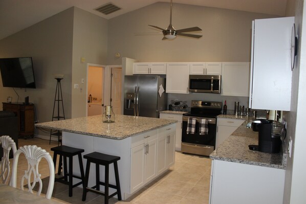 Coffee/tea maker, fridge, microwave, oven - SPACIOUS 4 BEDROOMED HOME (Rotonda West)