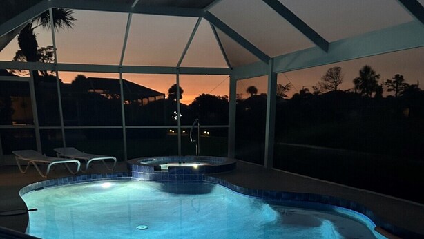 Ein Innenpool mit freiem Blick auf den Sonnenuntergang.