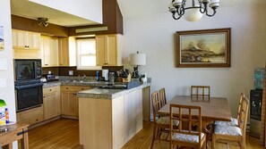 Fridge, microwave, stovetop, dishwasher - Mountain Getaway (Silverthorne)