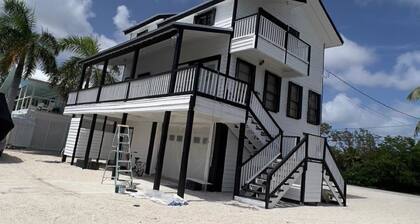 Big Pine Key, 3 BR, 2 1/2 Bath, Private Canal, Close to everything, KW