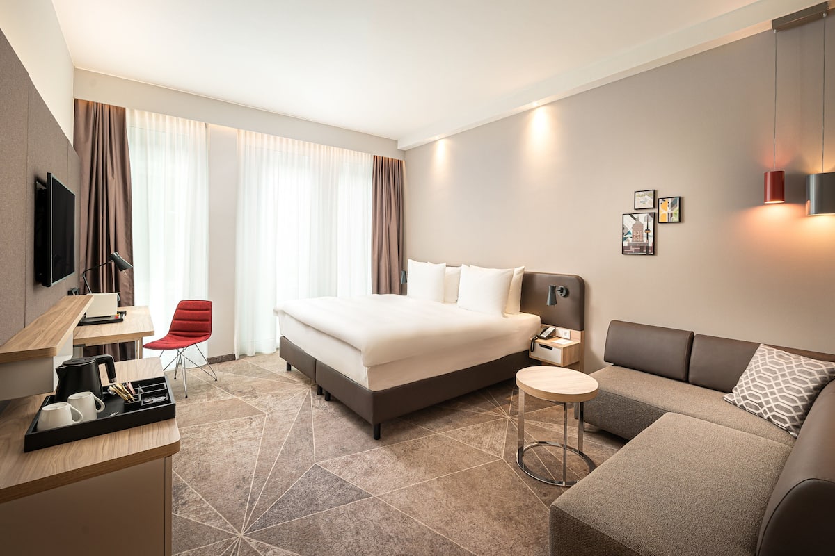 premium room, 1 king bed | 1 bedroom, in-room safe, desk, laptop workspace