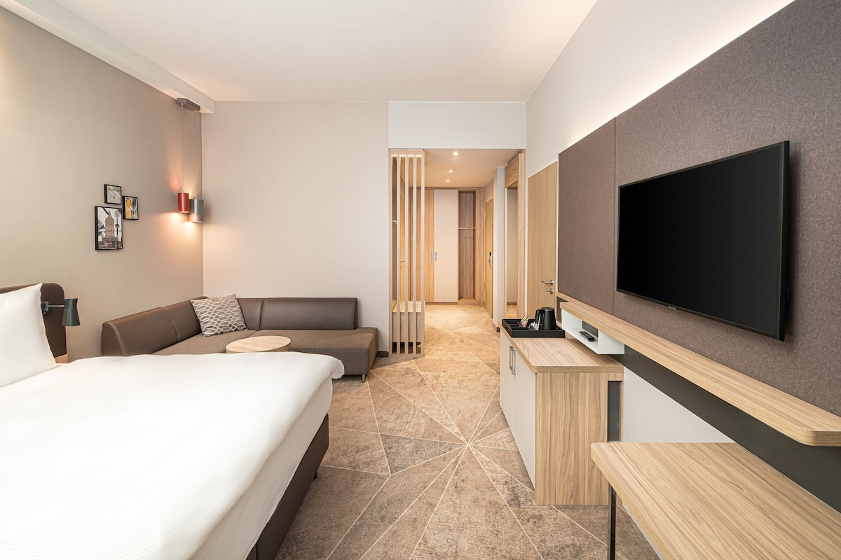 premium room, 1 king bed | 1 bedroom, in-room safe, desk, laptop workspace