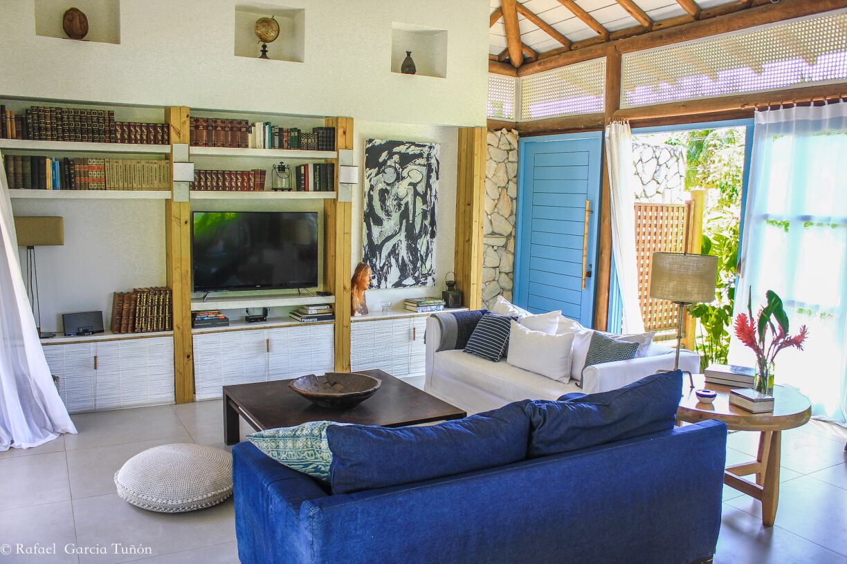 House with 4 suites, 6 bathrooms, barbecue and pool,