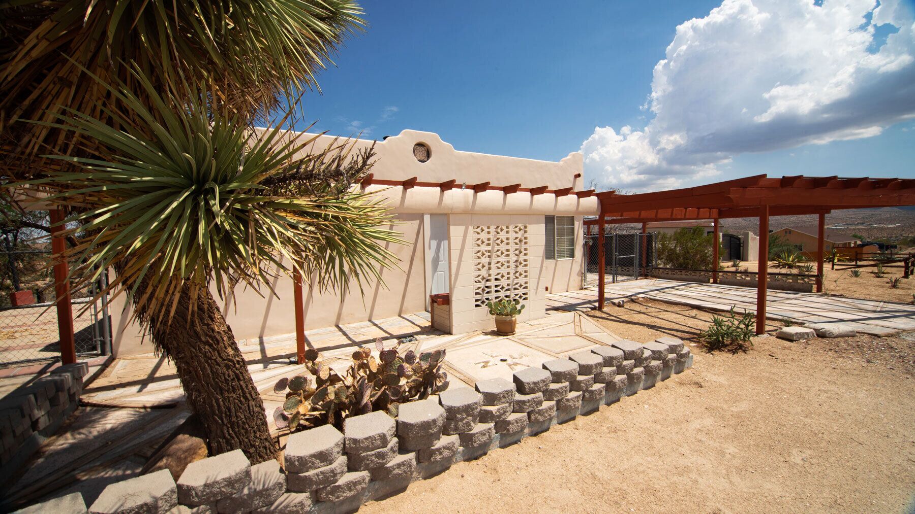 Fenced 1.5 acre home on hill, views of Joshua Tree