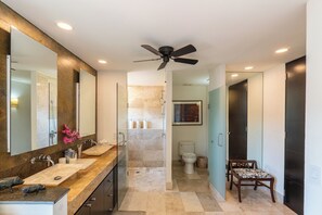 Bathtub, jetted bath, hair dryer - Beachfront Luxury at Casa Cobre in Molino de Agua (Puerto Vallarta)