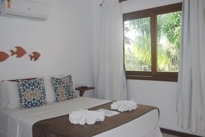 Quarto superior vista Jardim | Espaço de trabalho para notebook, cortinas blackout