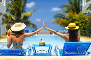 Piscina all'aperto, ombrelloni da piscina, lettini