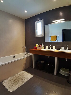 Bathtub, hair dryer