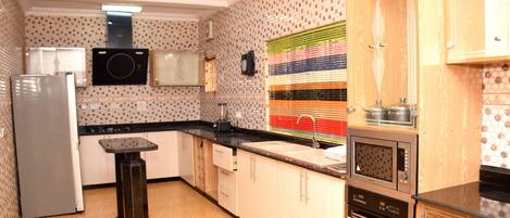 Køleskab, mikrobølgeovn, ovn, kogeplade