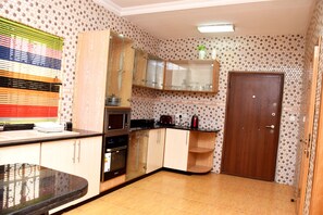 Een koelkast, een magnetron, een oven, een kookplaat