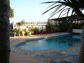 Una piscina al aire libre, una piscina climatizada