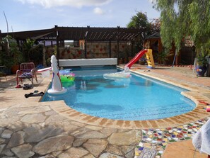 Una piscina al aire libre, una piscina climatizada
