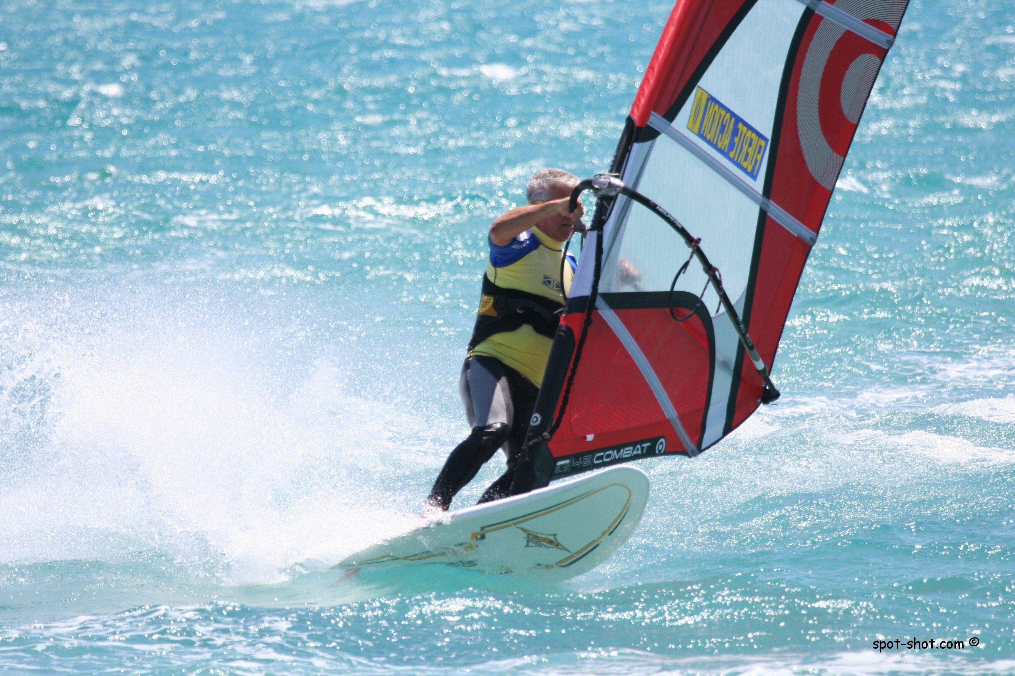 Une personne pratiquant la planche à voile par temps clair.