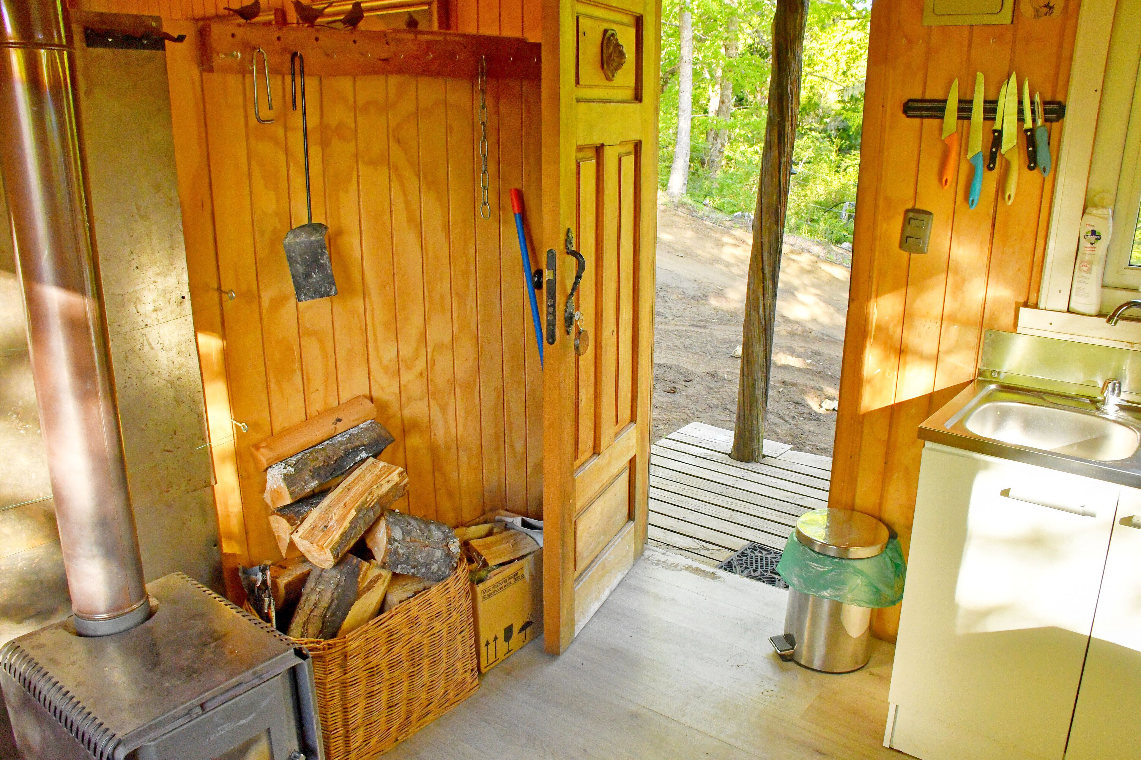 Een koelkast, een broodrooster, kookgerei, borden en bestek, eettafels