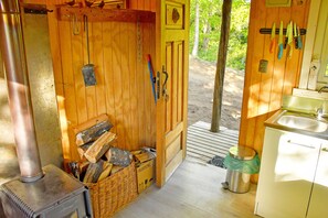 雪櫃、多士爐、廚房用具/餐具/器皿、餐桌