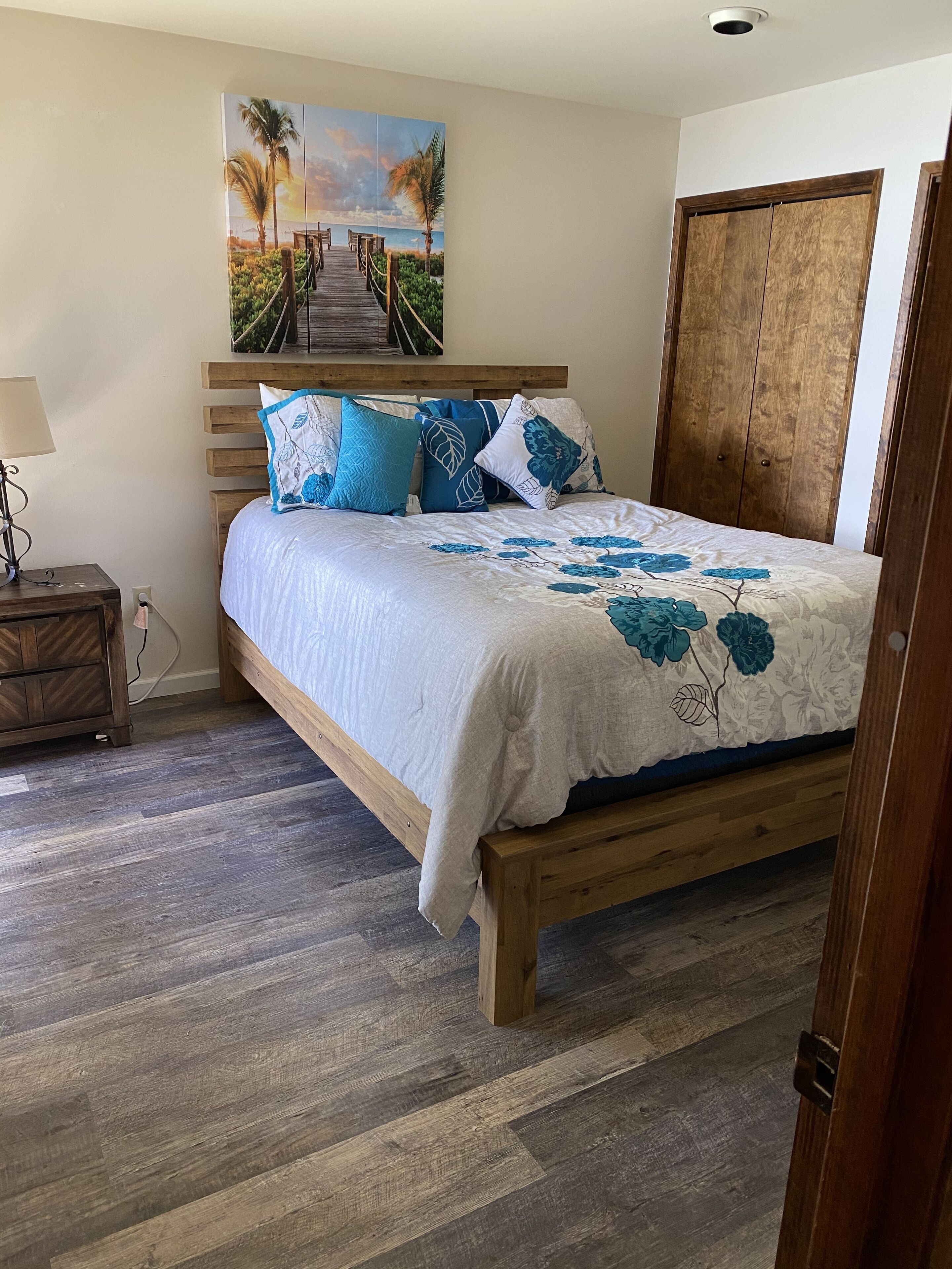 Lake front Quinault Cottage Inside Olympic National Park