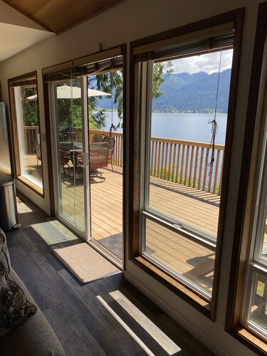 Lake front Quinault Cottage Inside Olympic National Park