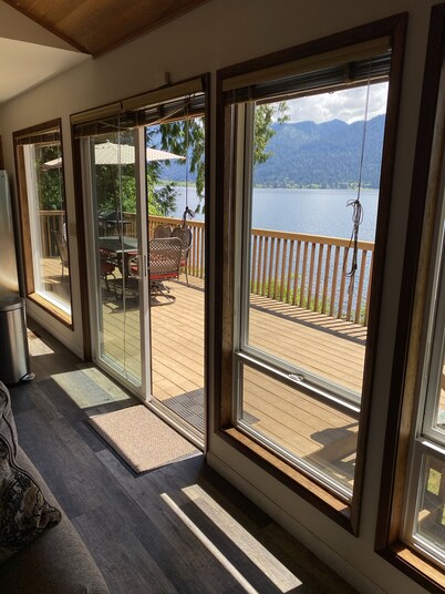 Lake front Quinault Cottage Inside Olympic National Park