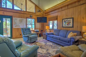 TV - Sound View, Pet Friendly Home in Harkers Island, NC (Core Sound Lodge) (Harkers Island)