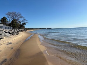 Plage à proximité, chaises longues, serviettes de plage