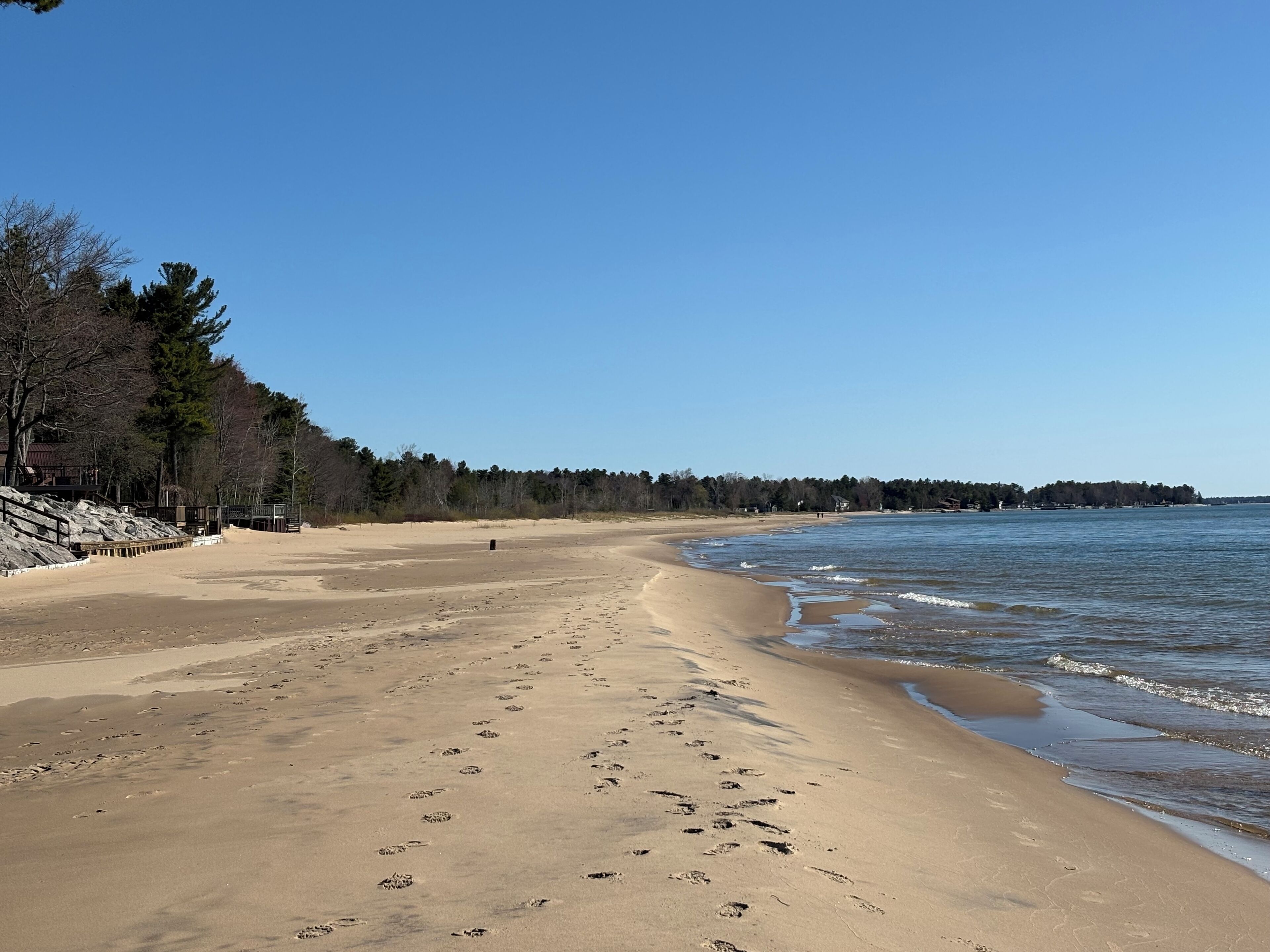 Beach nearby, sun loungers, beach towels