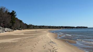 Beach nearby, sun loungers, beach towels