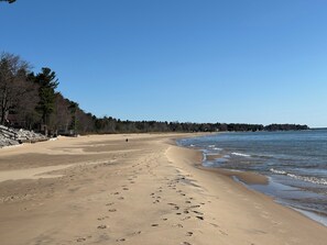 Plage à proximité, chaises longues, serviettes de plage