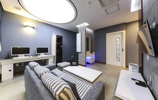 Suite | 起居区 | 平板电视、电脑