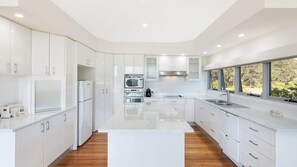 Fridge, microwave, oven, stovetop - Bayview Ringlands - Enjoy this relaxing escape (Narooma)