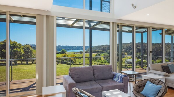 Smart TV, fireplace, DVD player - Bayview Ringlands - Enjoy this relaxing escape (Narooma)