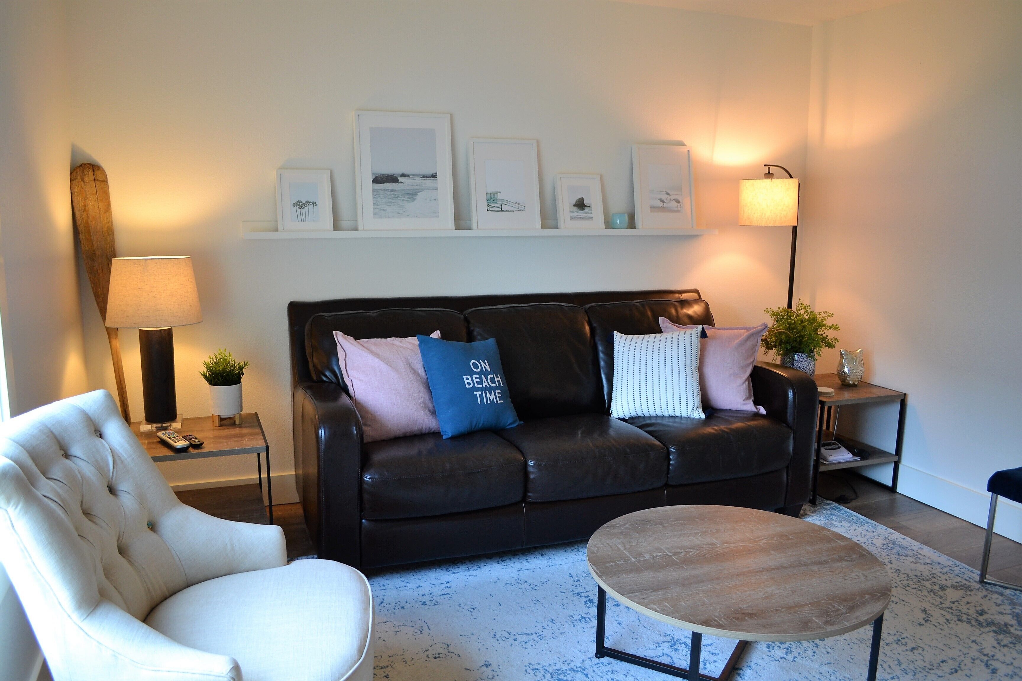 Super Comfy 3 Bed Home, Lovely Patio and Yard with Upscale Seating and Beautiful