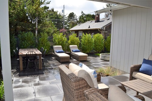 Super Comfy 3 Bed Home, Lovely Patio and Yard with Upscale Seating and Beautiful