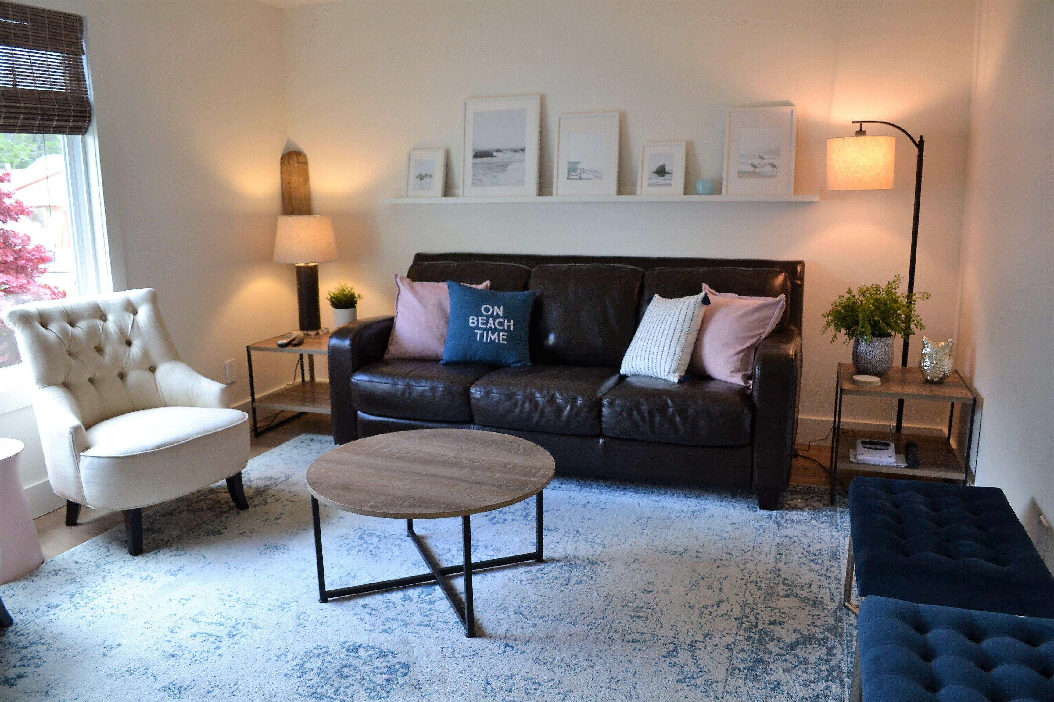 Super Comfy 3 Bed Home, Lovely Patio and Yard with Upscale Seating and Beautiful