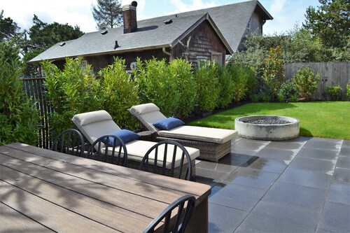 Super Comfy 3 Bed Home, Lovely Patio and Yard with Upscale Seating and Beautiful