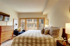 4 bedrooms, iron/ironing board, free WiFi, bed sheets - Pet Friendly, Slope-side, Spacious Town Home  ER21 (Copper Mountain)