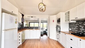 Microwave, oven, stovetop, dishwasher - JJ's Holiday House, TOP NOTCH (WOOLI)