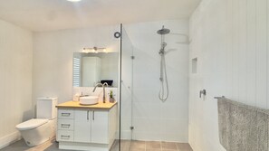 Shower - JJ's Holiday House, TOP NOTCH (WOOLI)