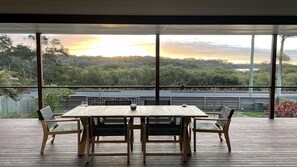 Outdoor dining - JJ's Holiday House, TOP NOTCH (WOOLI)