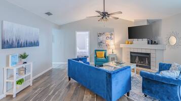 Smart TV, chimenea, videojuegos y Netflix